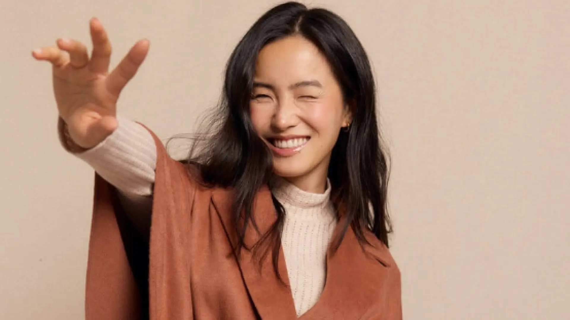 Oportunidad primaveral: Slowlove rebaja 80 euros un abrigo capa ideal que ahora cuesta 20 euros