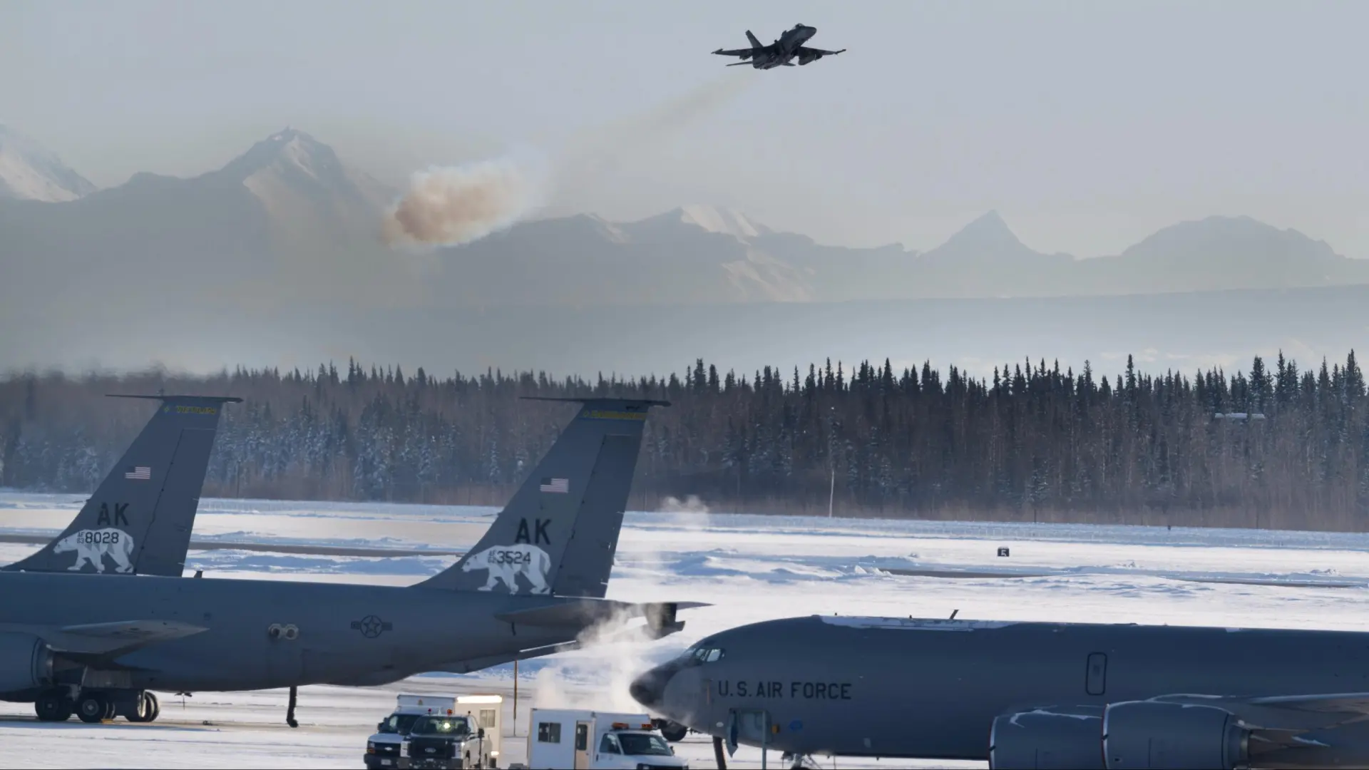 EEUU y Canadá detectan dos aviones militares rusos cerca de Alaska