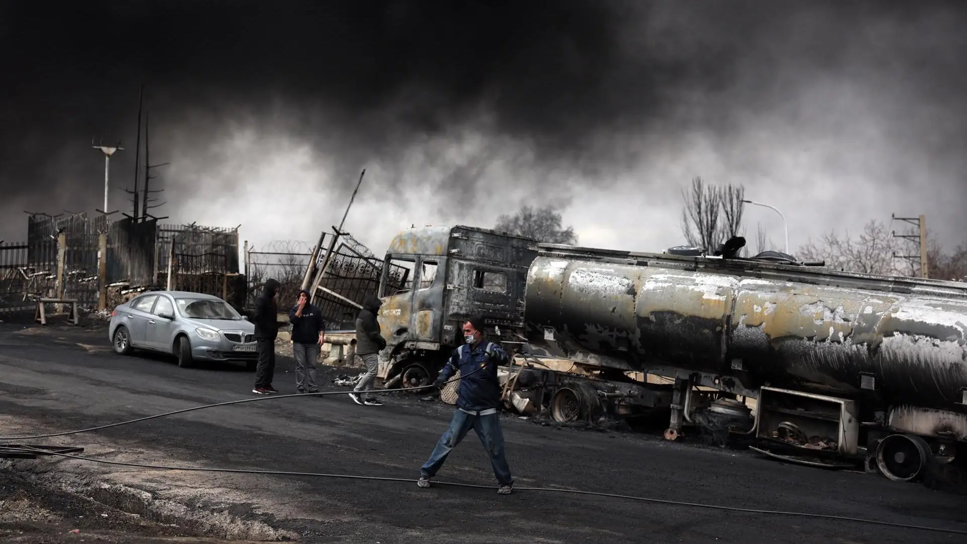 Guerra en Irán y última hora del ataque de Israel y EEUU, en directo | La guerra se recrudece y extiende: Israel ataca Líbano e Irán, que bombardea Kuwait y Bahrein y habla de soldados de EEUU capturados