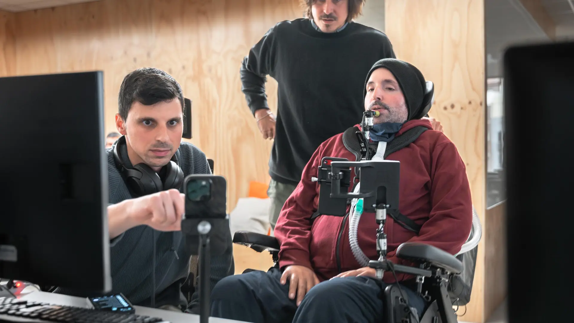 MouthX, la herramienta que permite manejar dispositivos con la lengua de manera eficaz y discreta: "Es más digno y menos intrusivo"