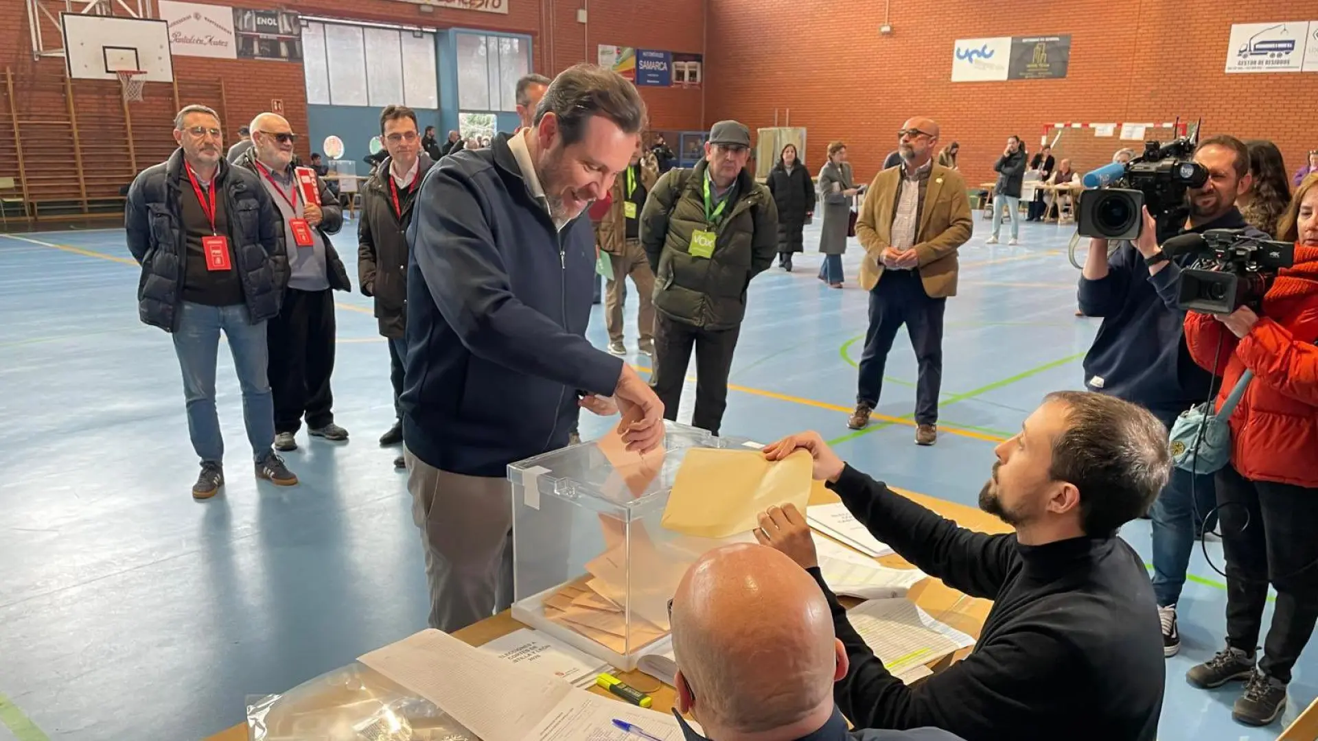Óscar Puente es increpado por un apoderado de Vox en un colegio electoral de Valladolid: "¡Dimisión!"