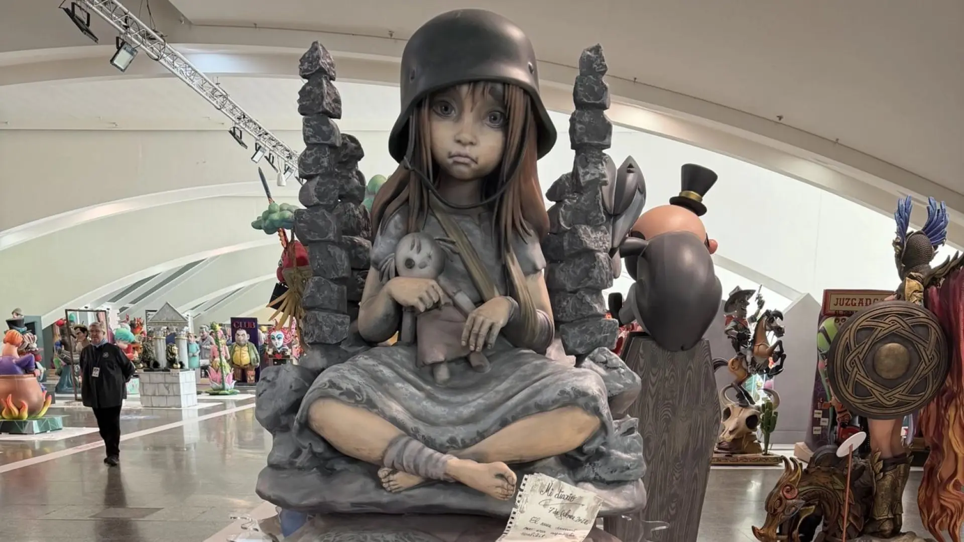 Indultan al ninot de una niña que sueña con la paz en las Fallas de Valencia 2026