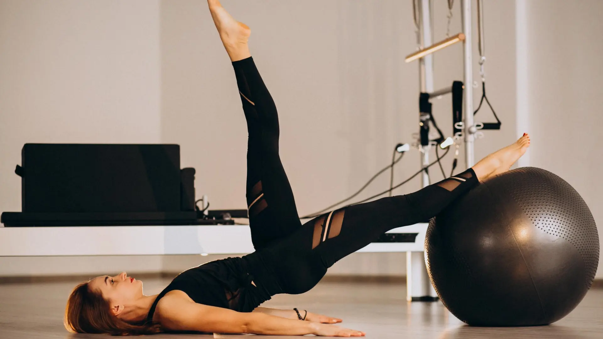 
         El ejercicio de pilates que fortalece el abdomen y estiliza las piernas 
    