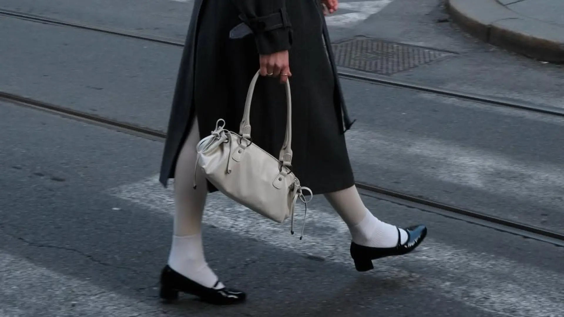 
         ‘Dolly shoes’: así es la tendencia de calzado más inesperada de la temporada 
    