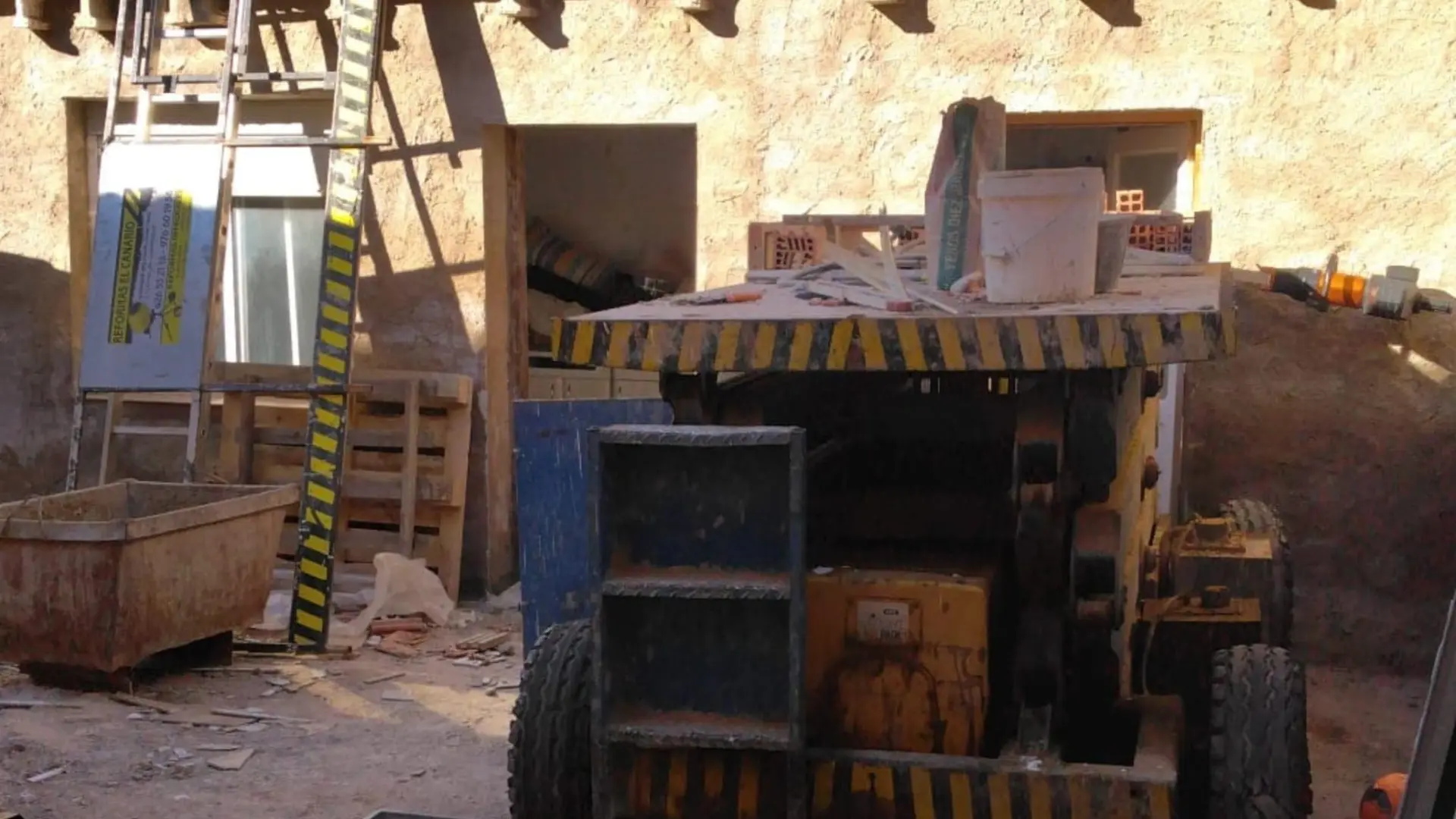 Muere un trabajador tras quedar atrapado entre una pared y una plataforma elevadora en Zaragoza