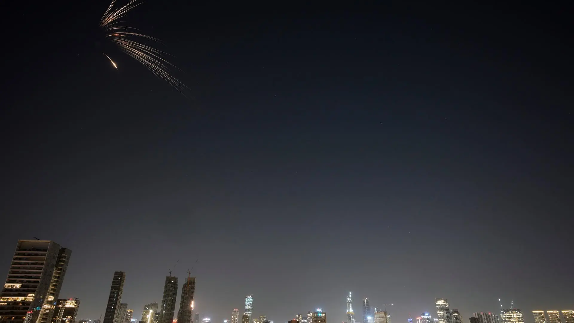 Guerra en Irán, en directo | Irán ataca Tel Aviv en represalia por Lariyani y la escalada del conflicto alcanza una central nuclear