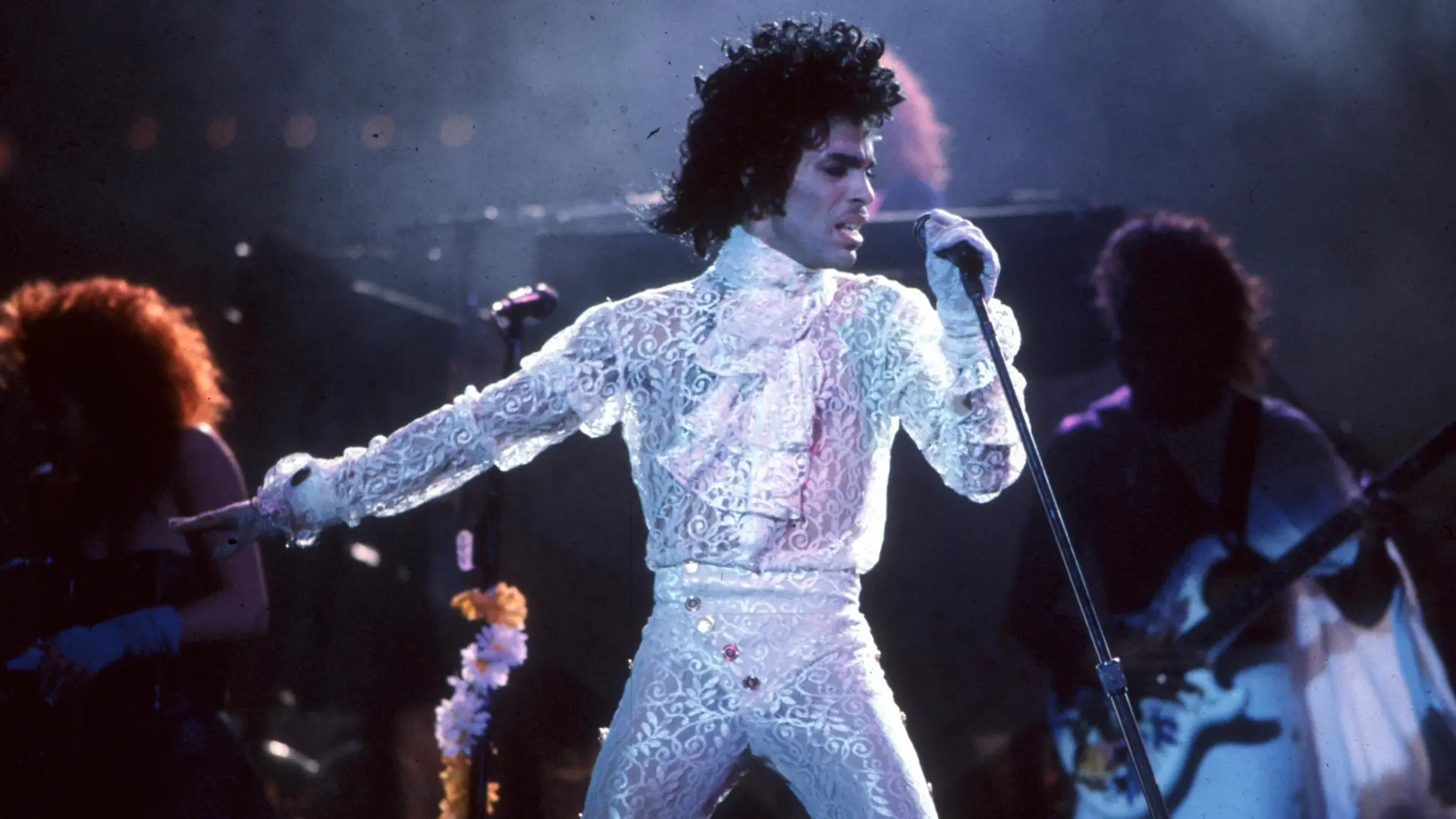 Zendaya se cuela en el armario de Prince luciendo su icónico traje de encaje blanco de inspiración nupcial