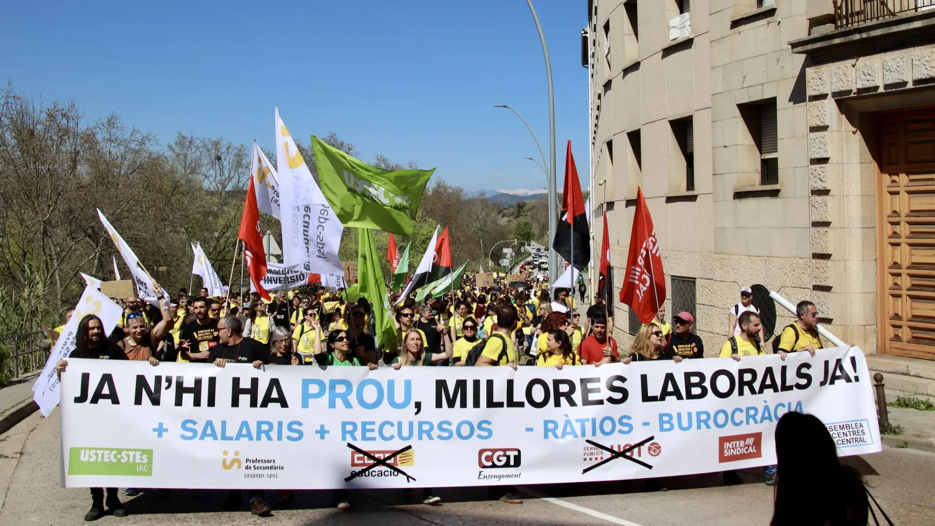 Miles de profesores de la Catalunya Central exigen mejoras laborales en una manifestación unitaria en Manresa