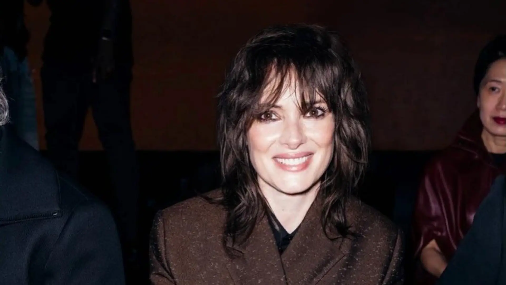 Winona Ryder confirma el regreso del corte de pelo que más llevaremos porque rejuvenece y da volumen