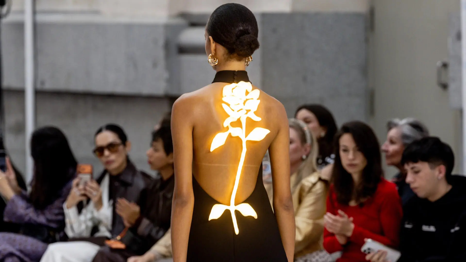 Isabel Sanchís se corona en la Mercedes-Benz Fashion Week Madrid con vestidos que han iluminado (literalmente) Cibeles