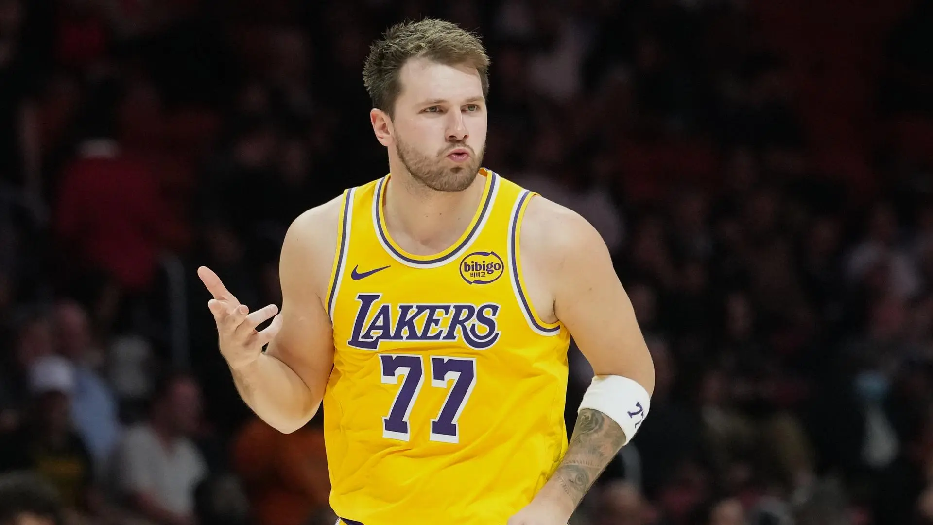 Luka Doncic se viste de superhéroe ante la mirada de Carlos Alcaraz para hundir a los Miami Heat con 60 puntos