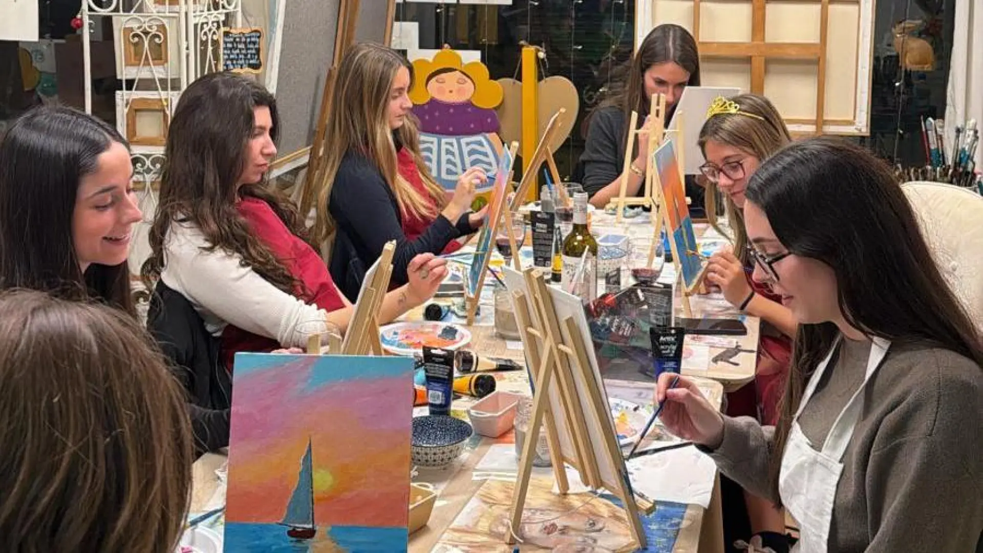 
         Tejer y pintar para no hacer 'scroll': "El reto de mi generación es concentrarse en algo que no sea el móvil" 
    