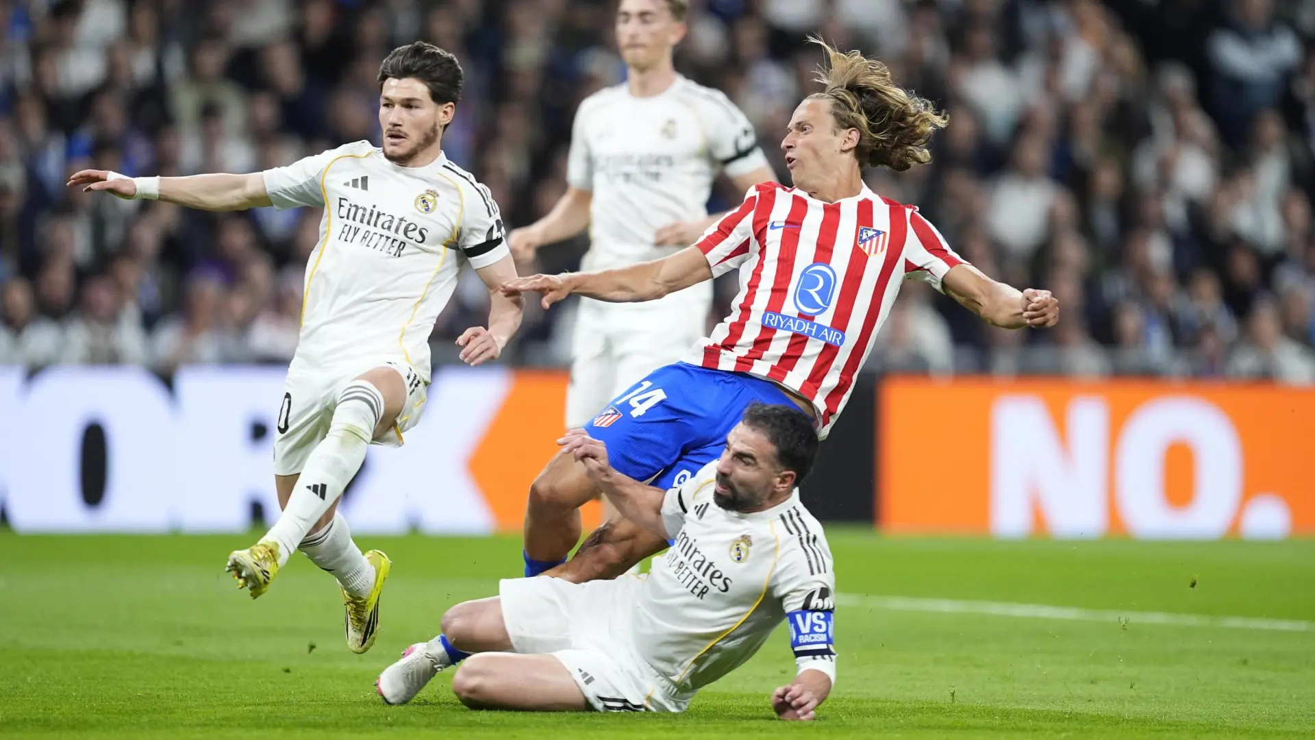 
         El Atlético publica los vídeos de las jugadas del derbi en las que se sintió perjudicado: "El clásico 'piscinazo' tampoco se penaliza" 
    