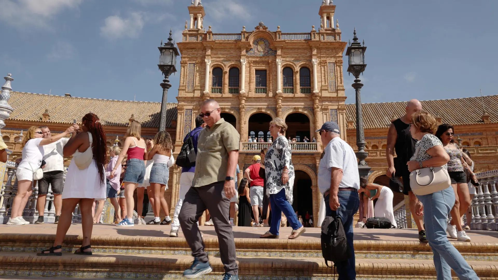 
         Los españoles apuestan por más turismo de interior y se frenan las reservas por la guerra 
    