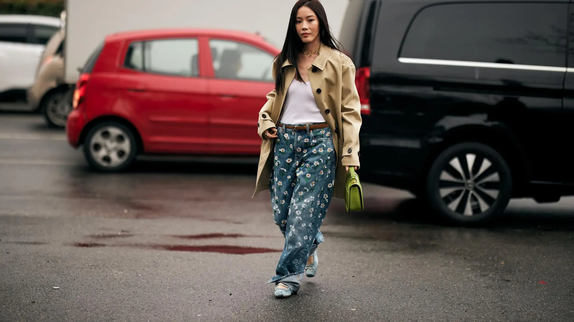 Parfois da la bienvenida a la primavera con estos pantalones vaqueros con detalles florales: cómodos, prácticos y por menos de 50 euros
