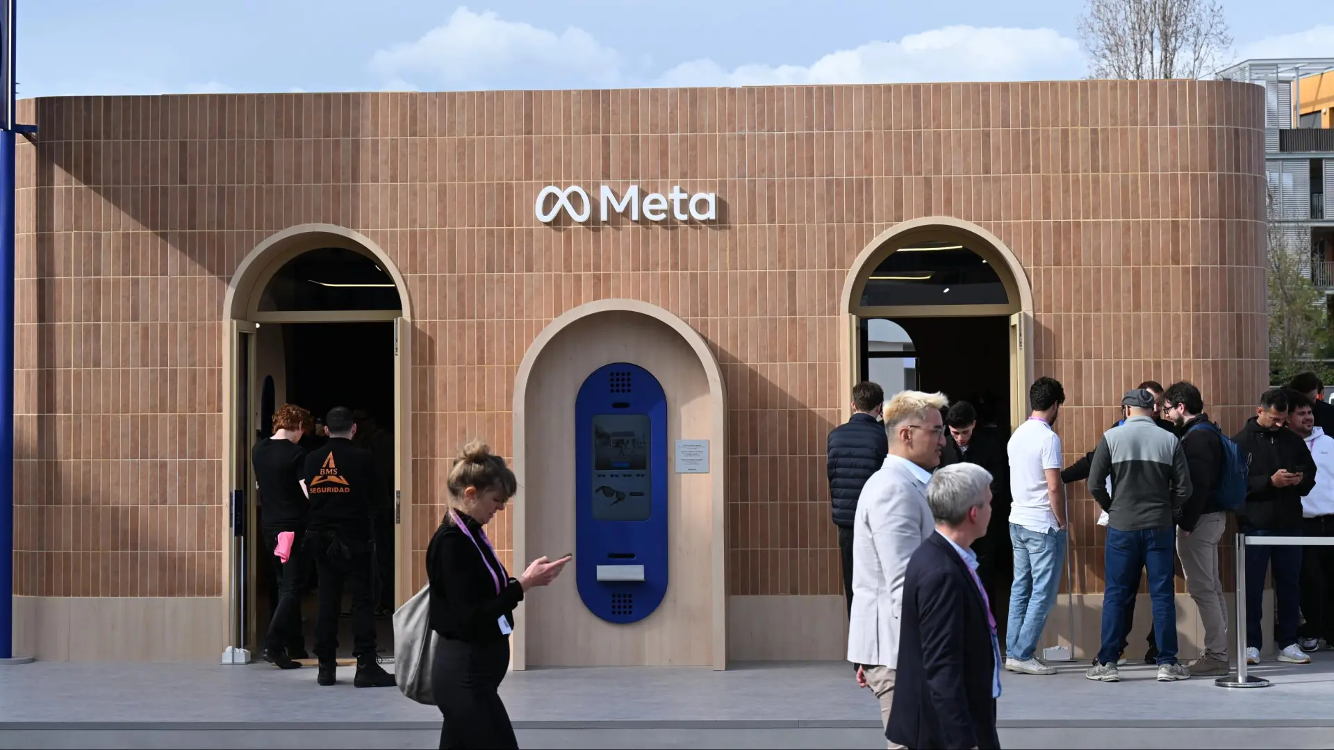 
         Meta prepara cientos de despidos por todo el mundo en pleno giro hacia la IA 
    