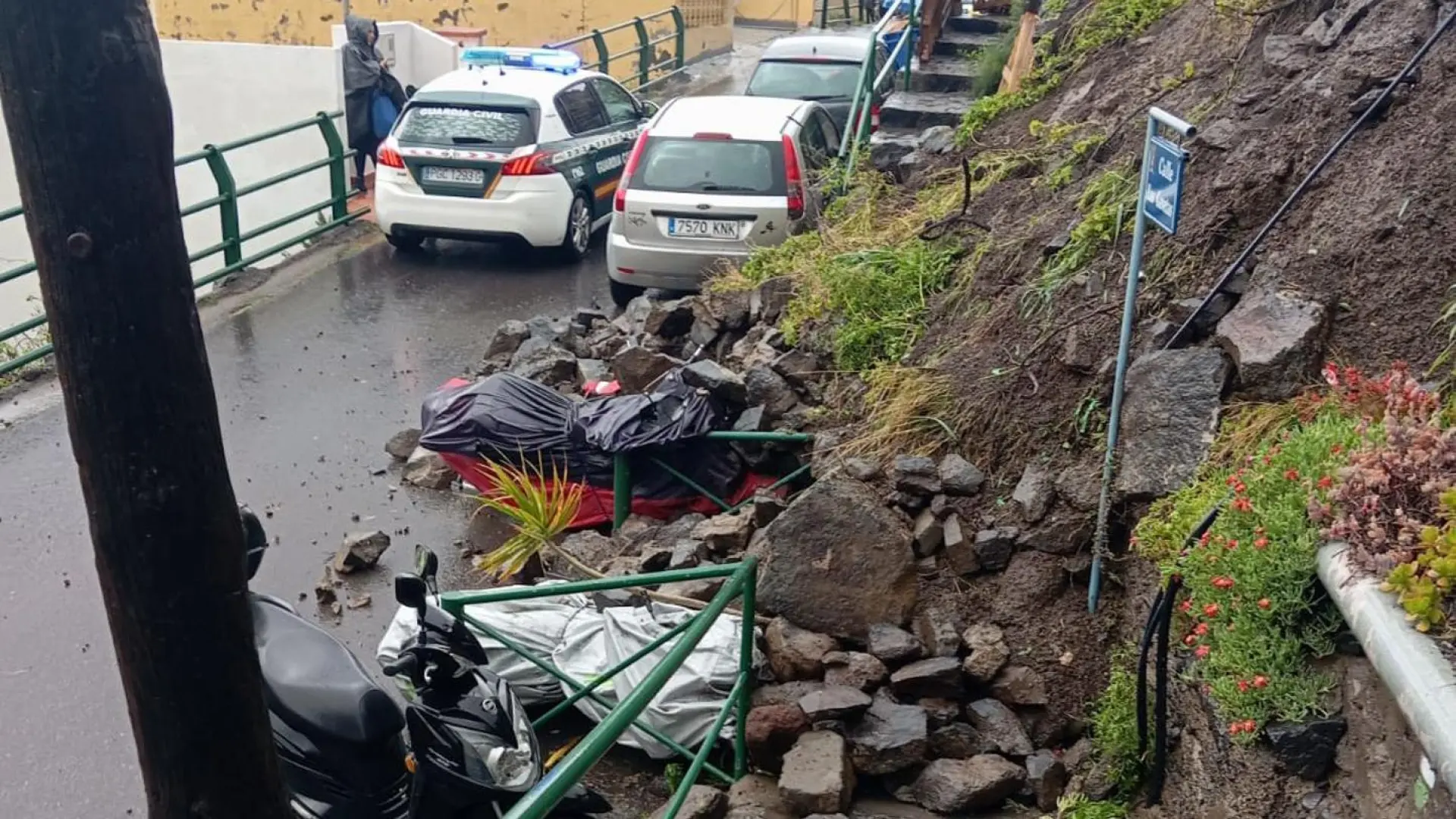 
         La Gomera envía un Es-Alert a la población y activa la emergencia por inundaciones en "los últimos restos de la borrasca Therese" 
    
