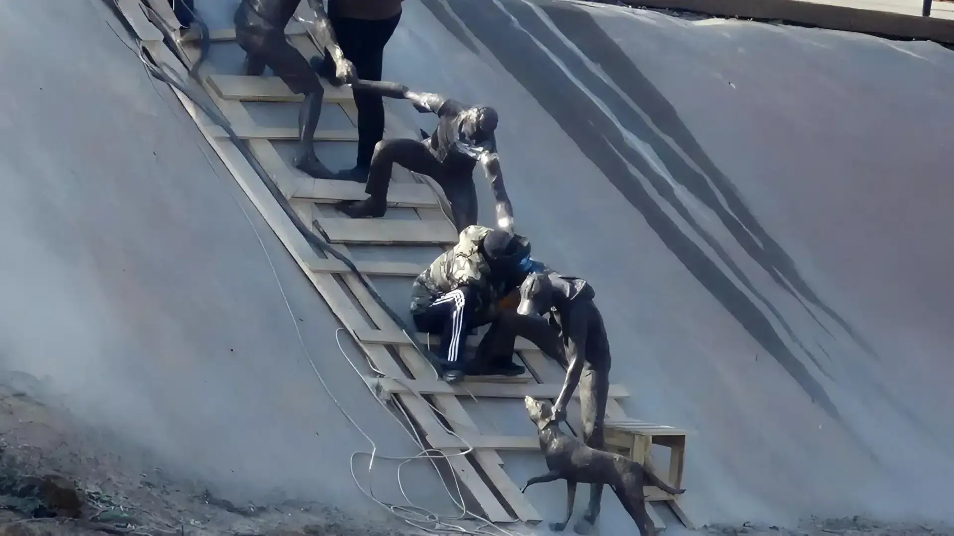 
         Una escultura conmemora en Kazajistán el rescate que dio la vuelta al mundo hace una década 
    