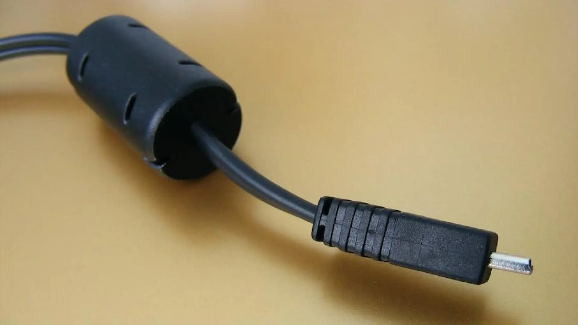 El pequeño cilindro de tus cables no es un adorno y tiene una función que seguramente no conoces