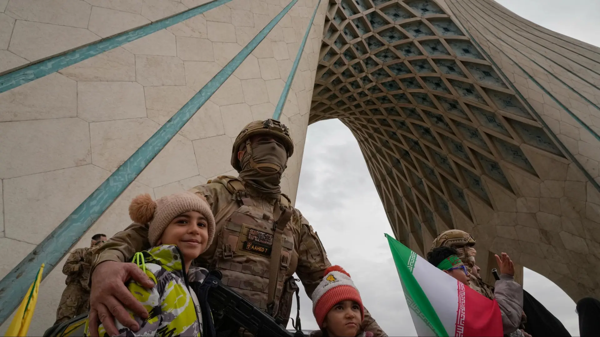 
         Irán recluta a niños desde los 12 años para tareas de seguridad en la guerra: patrullar Teherán y labores de inteligencia 
    