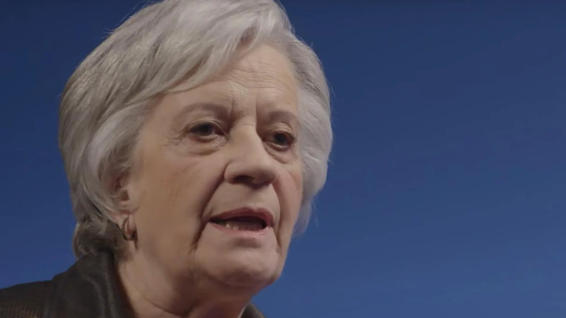 
         Victoria Camps, filósofa: "La felicidad se la tiene que construir uno mismo y es mantener el deseo de vivir" 
    