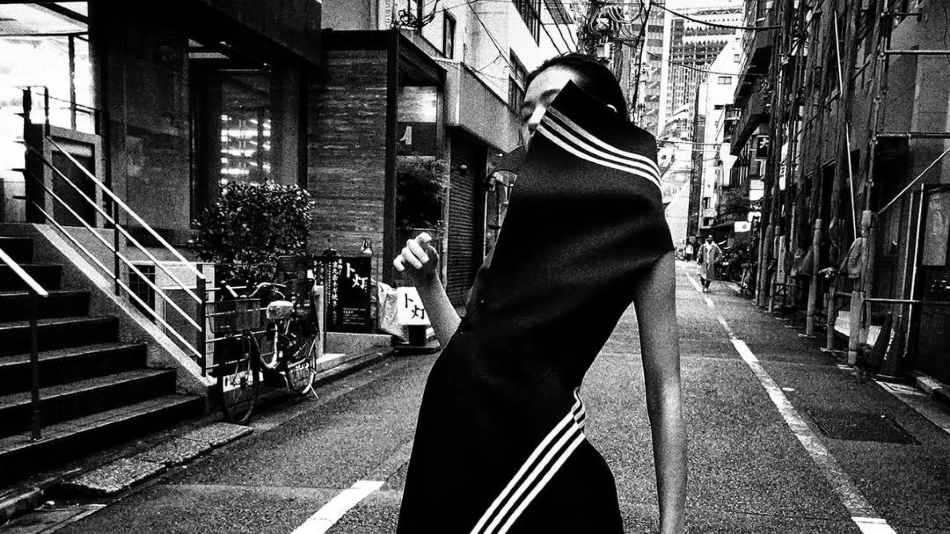 
         Colas kilométricas en Adidas para conseguir las nuevas zapatillas del diseñador Yohji Yamamoto 
    