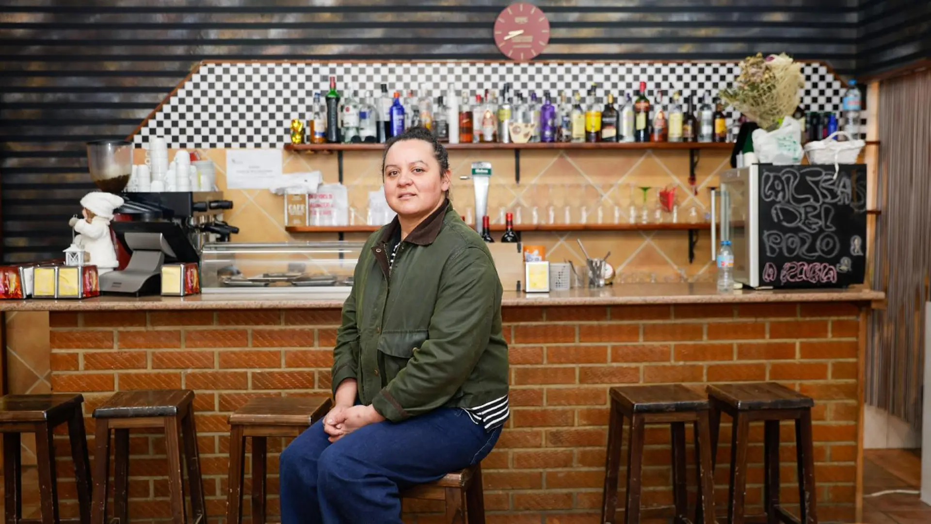 Las 7 vidas del último bar del pueblo: Lastras del Pozo, un 'take away' rural a golpe de whatsapp