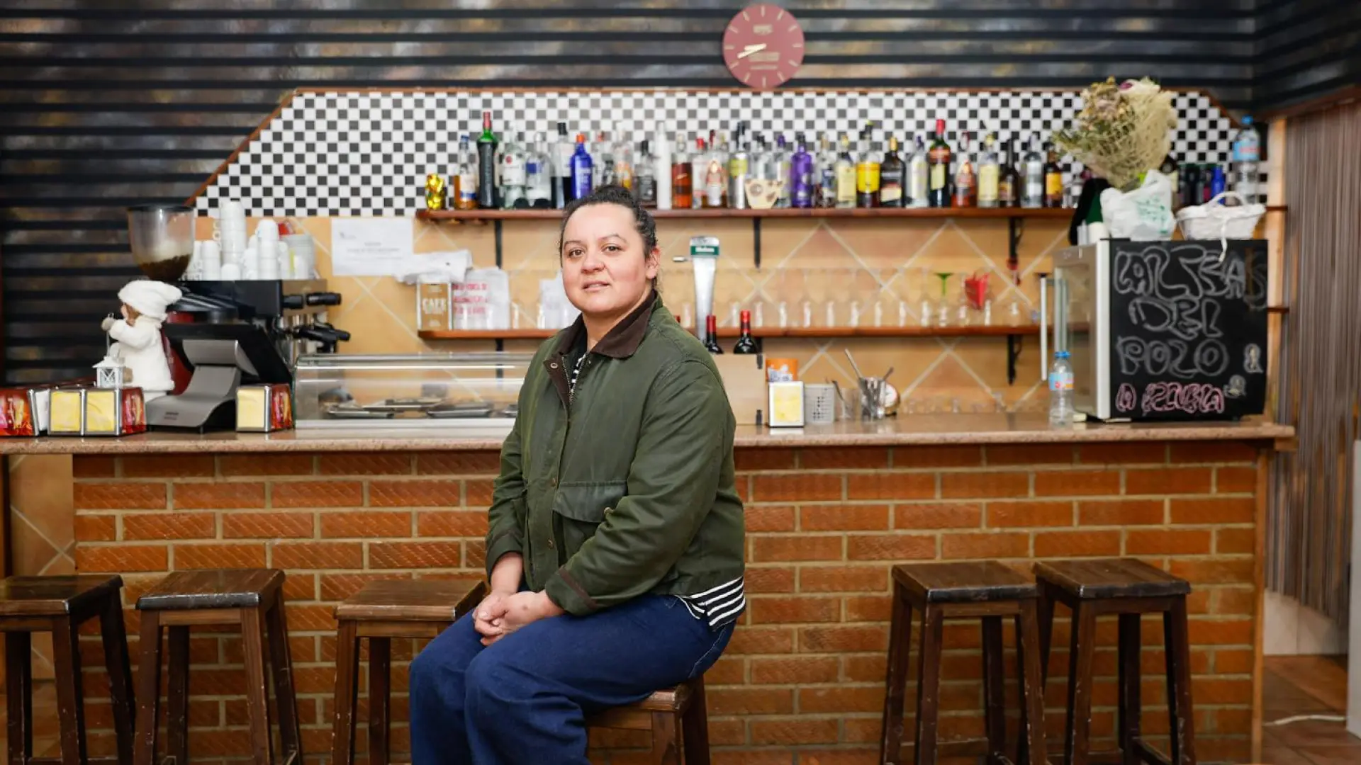 Las 7 vidas del último bar del pueblo: Lastras del Pozo, un 'take away' rural a golpe de whatsapp