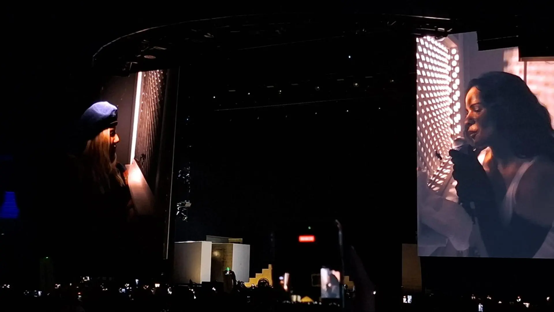 Sorpresa en el concierto de Rosalía: la 'influencer' Soy una pringada aparece dentro de un confesionario para dar paso a 'La Perla'