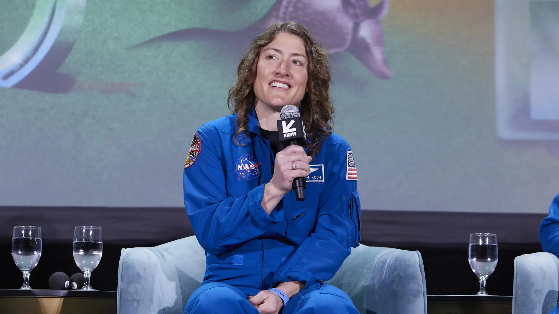 
         Cómo la astronauta Koch se ha preparado para ir a la luna con Artemis II: de yoga a misiones en el desierto 
    