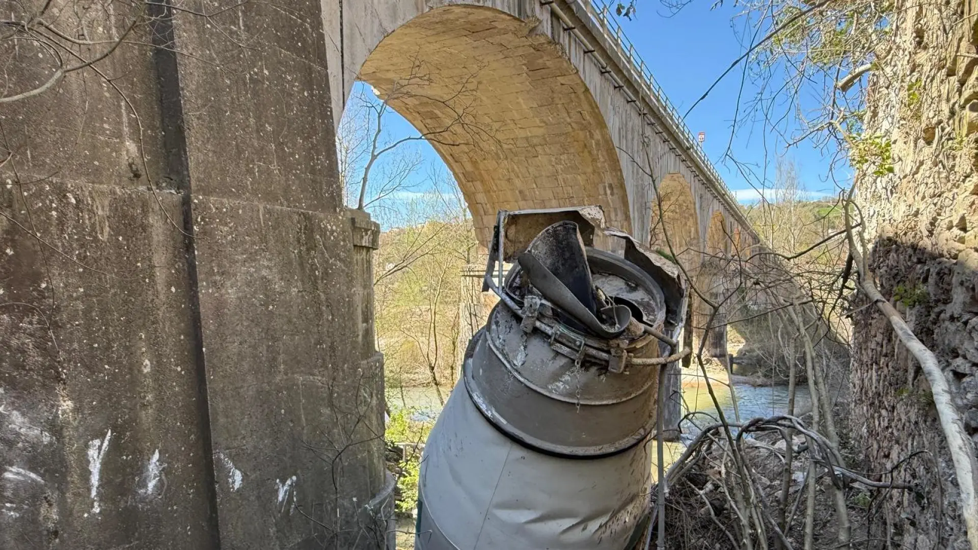 Un camión hormigonera cargado se accidenta en Lleida y cae unos 20 metros por un puente