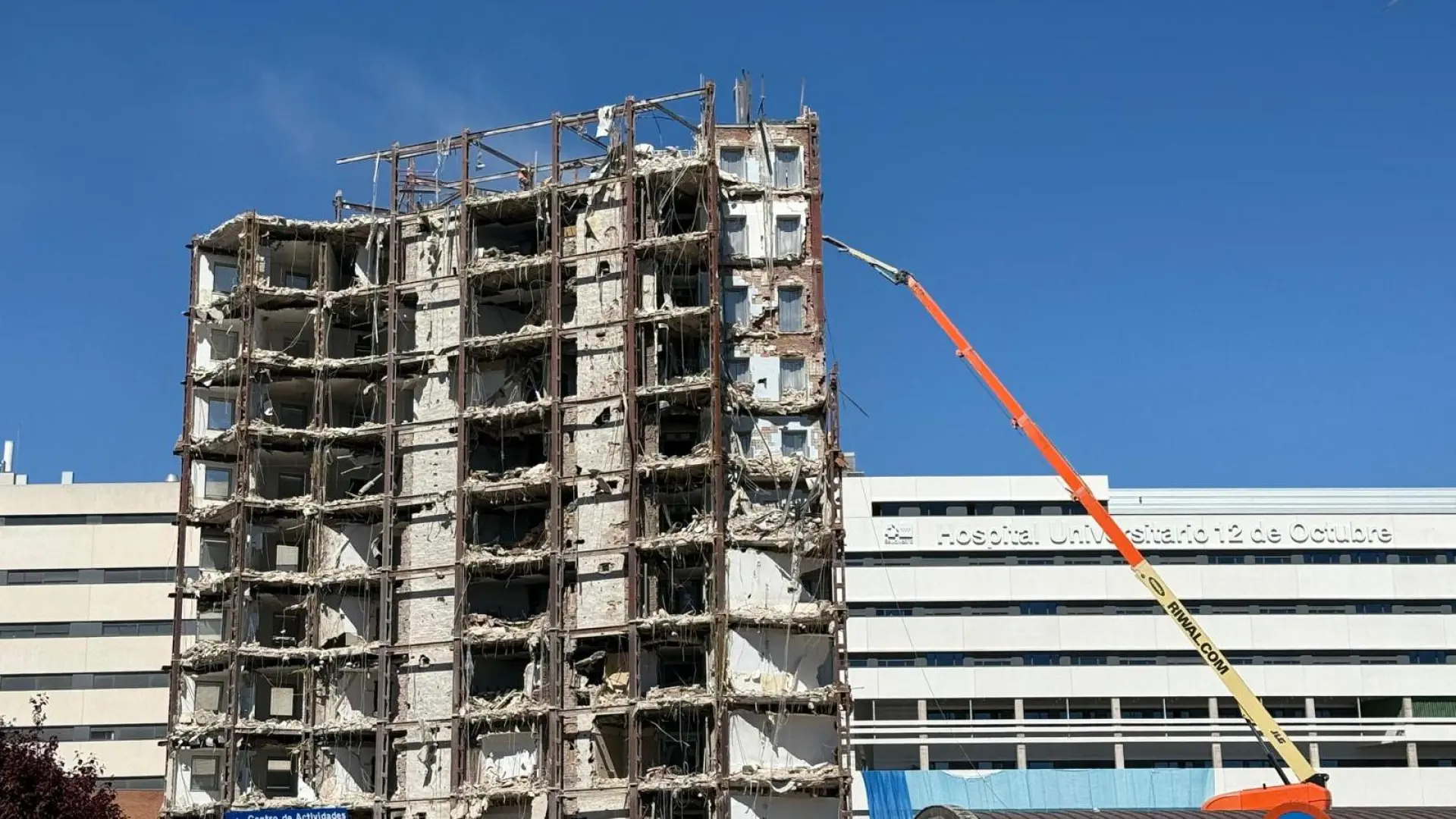 
         La maquinaria pesada demuele los últimos restos de la antigua torre del hospital 12 de Octubre 
    