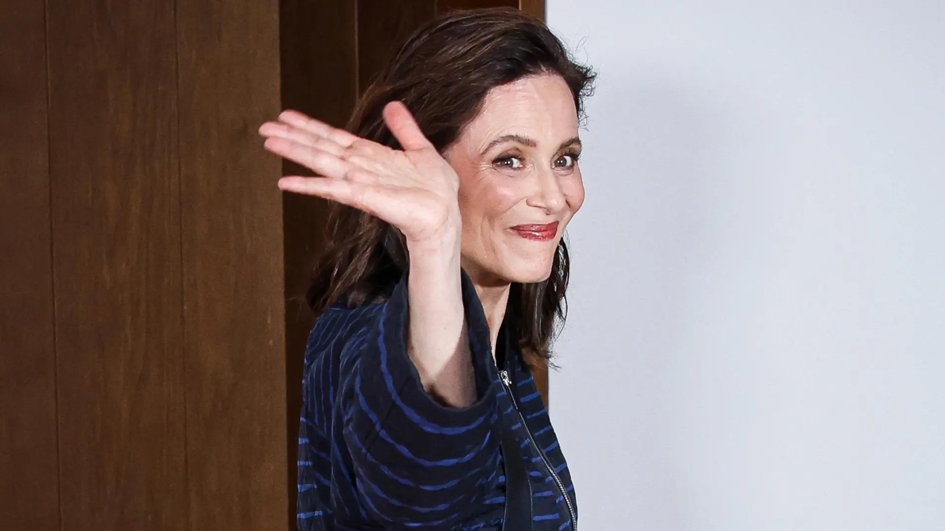 Aitana Sánchez-Gijón reacciona con humor a un texto irónico sobre su beso con Maxi Iglesias