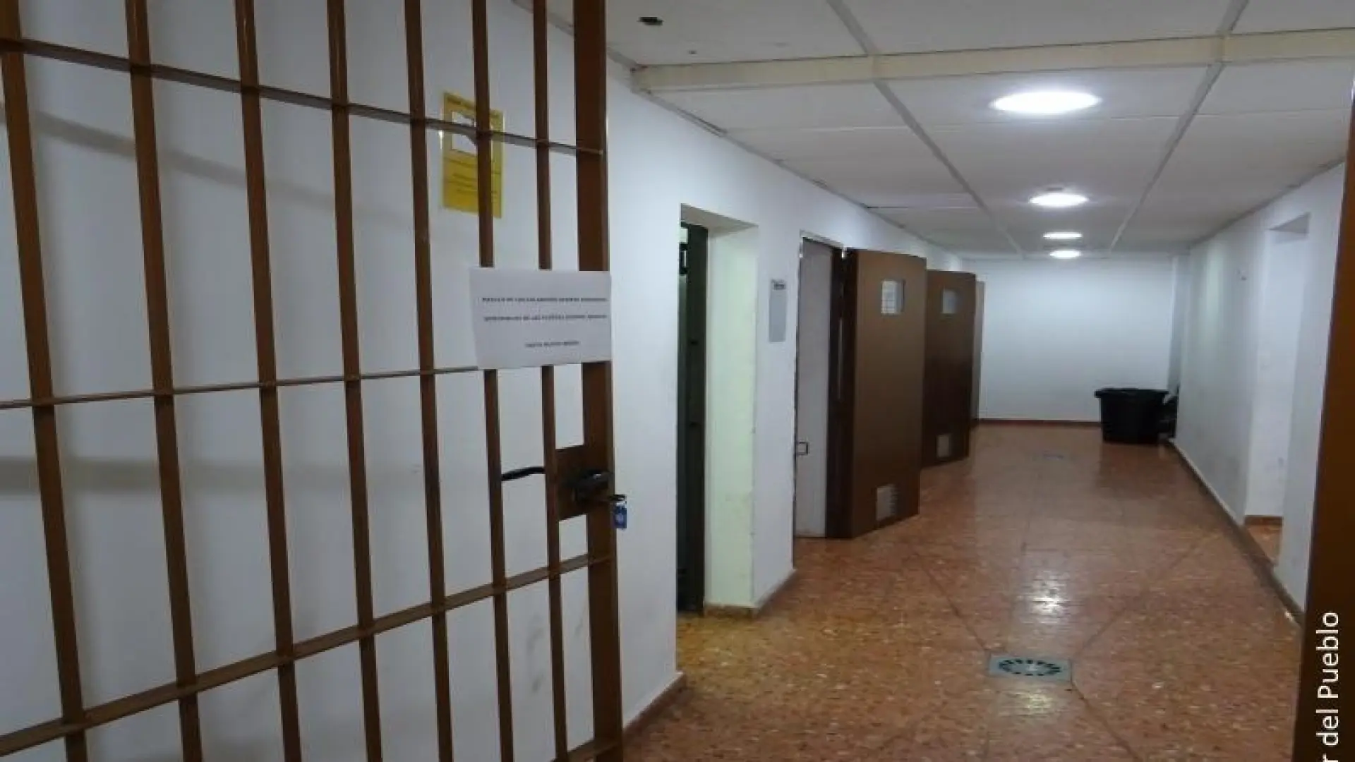 
         Condenan a cuatro años un guardia civil y a su amigo por vender cocaína en la Comandancia de Melilla 
    