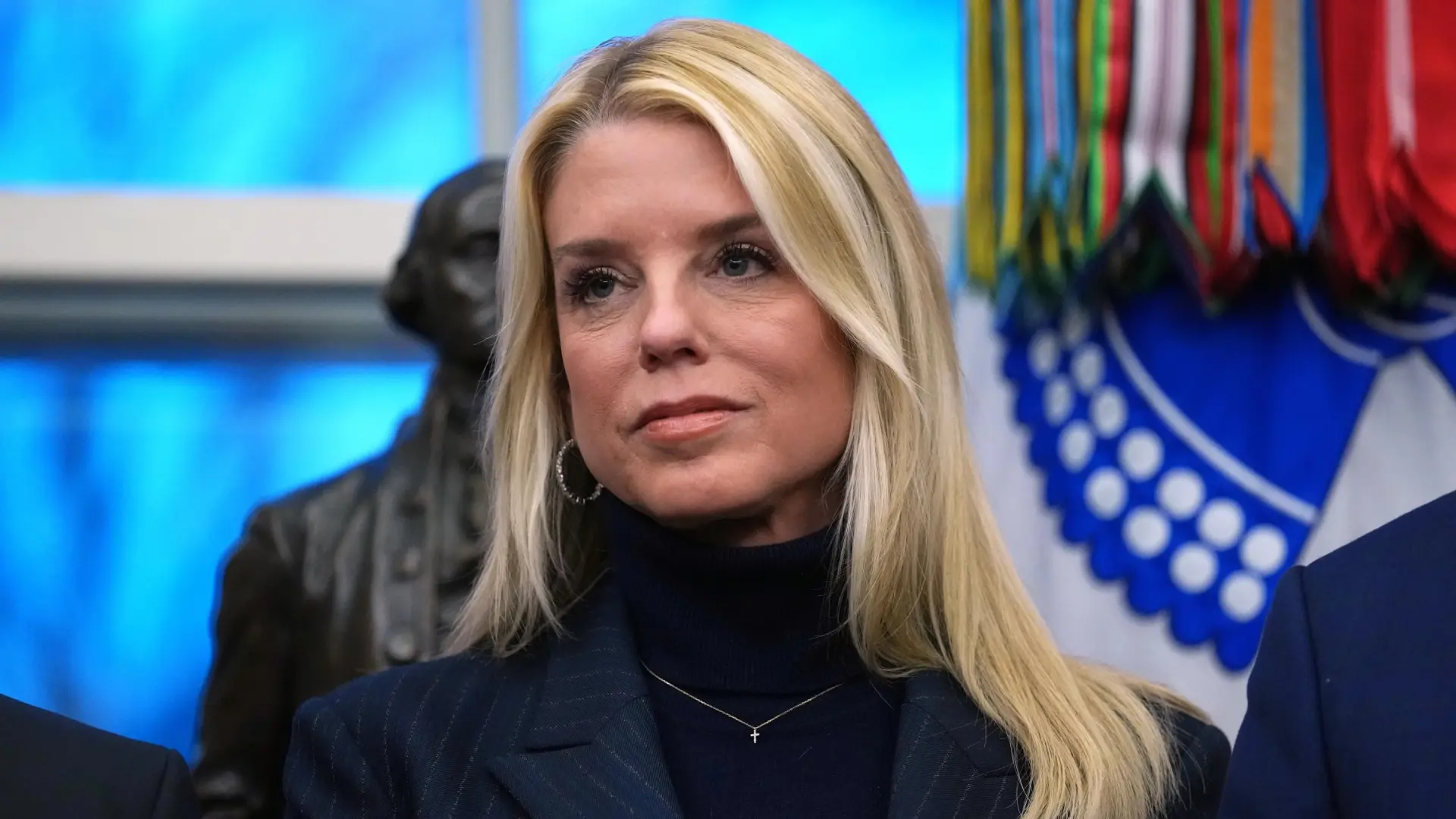 
         Pam Bondi, la leal fiscal general que se quemó por defender a Trump y perdió su confianza en medio del caso Jeffrey Epstein 
    