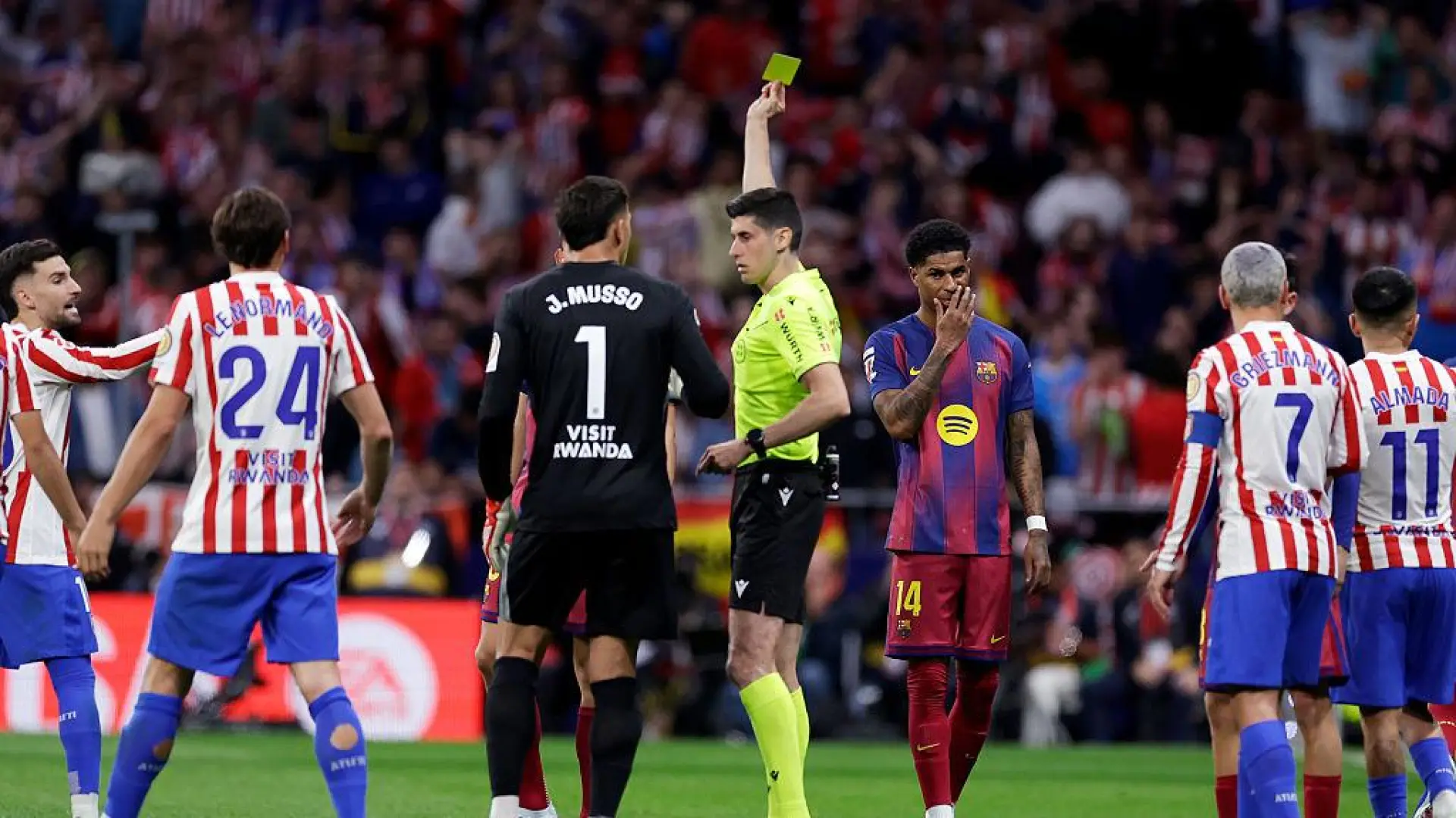 
         Duro comunicado del Atlético contra la Federación tras la polémica arbitral ante el Barça: "Solo queda sentir vergüenza" 
    