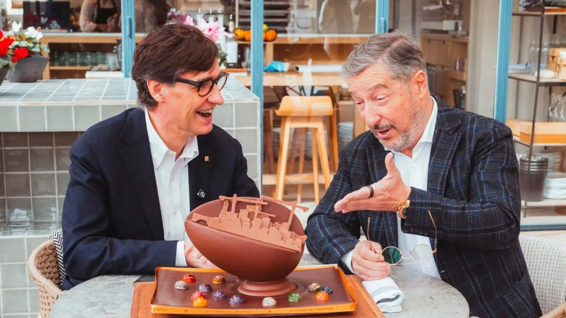 
         Los hermanos Roca regalan a Illa una mona dedicada a la vivienda para celebrar la Pascua 
    