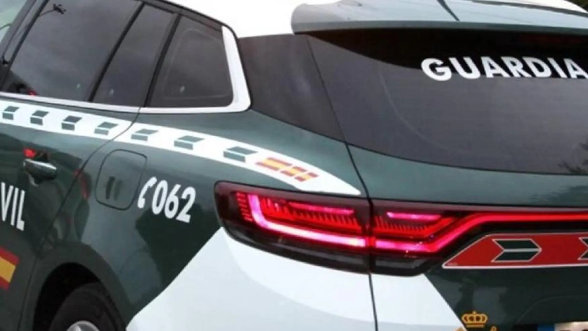 Detenido un hombre por disparar a otro desde la ventana de su casa cuando salía de un pub en Asturias