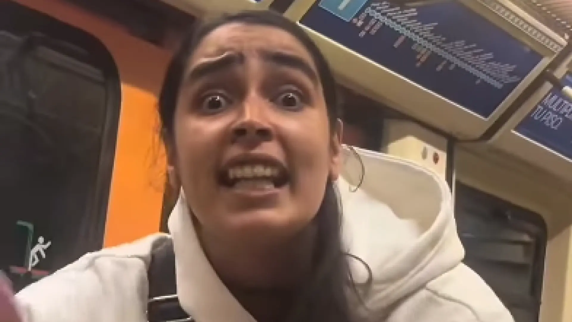 
         El vídeo viral de una mujer gritando en el Metro a una chica con velo: "España cristiana y no musulmana" 
    