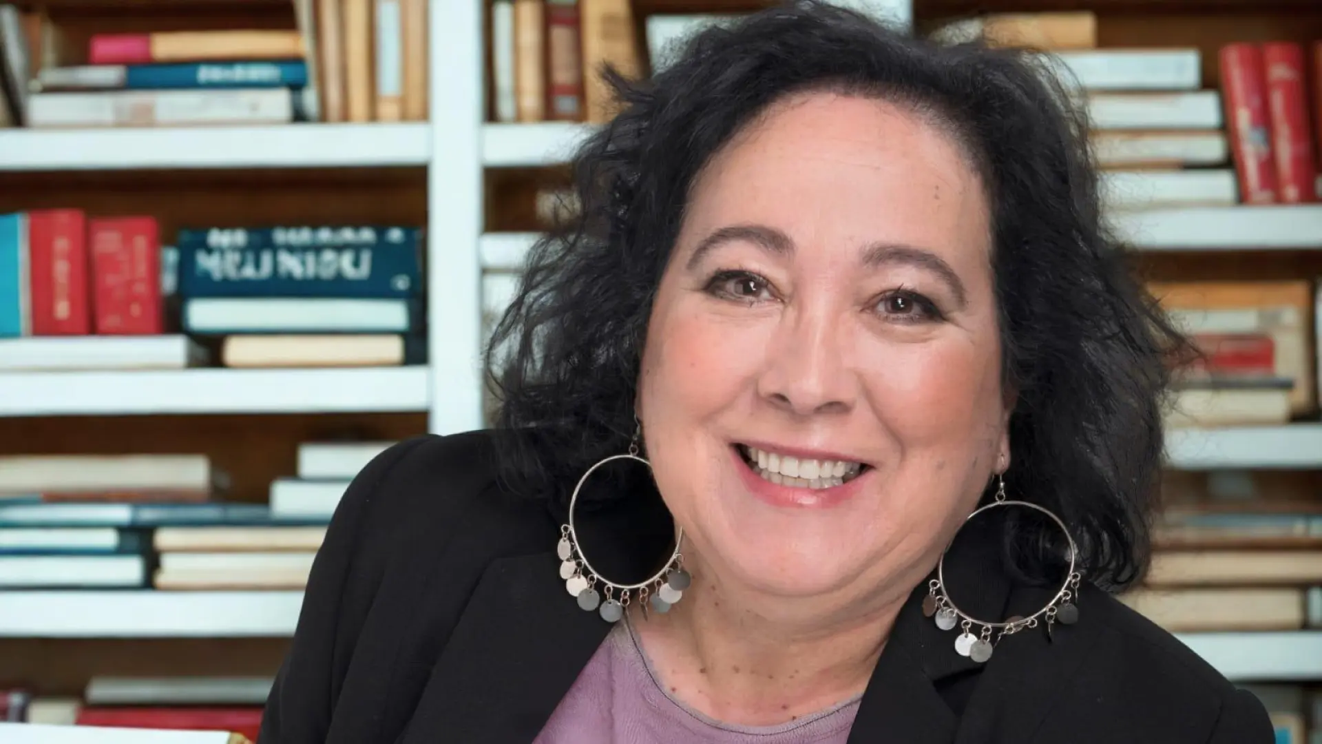 Inés Plana aborda el mundo de los espías en clave literaria y femenina: "James Bond es un personaje sociópata"