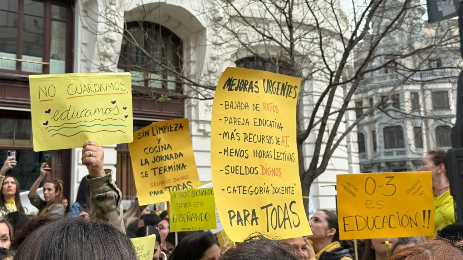 
         Las escuelas de 0 a 3 años de Madrid van a la huelga por mejoras en los centros: reducir ratios, pareja de educadores y mejor salario 
    