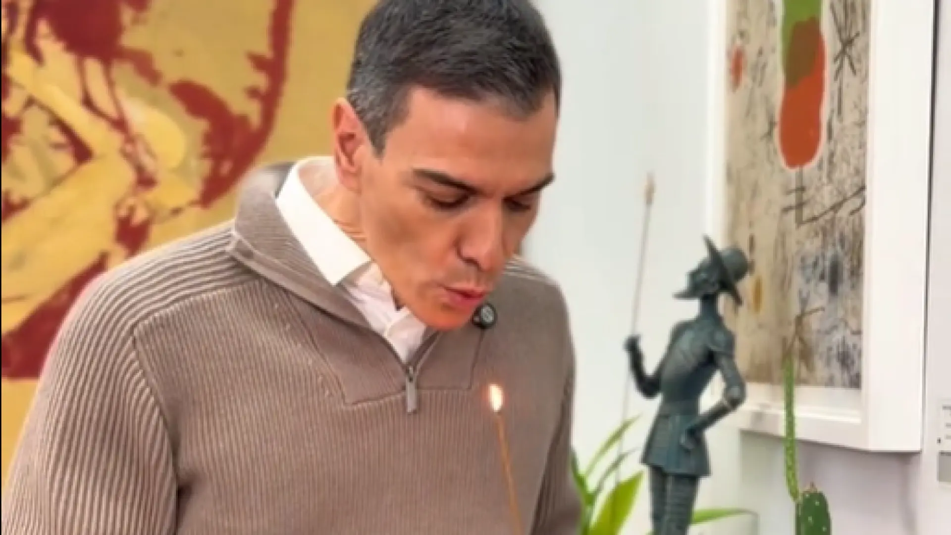 Pedro Sánchez muestra qué objetos tiene en el despacho de Moncloa: "Lo primero que hago al llegar es poner incienso"