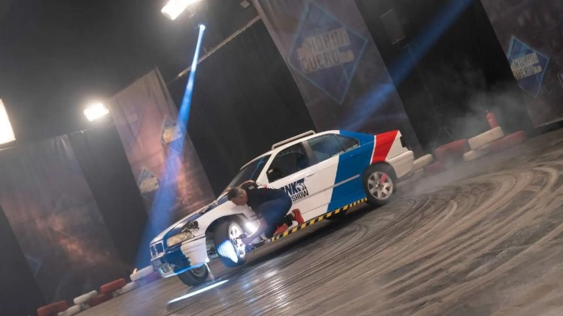 El experto en coches de 'El Hormiguero' consigue cambiar una rueda con el vehículo en movimiento