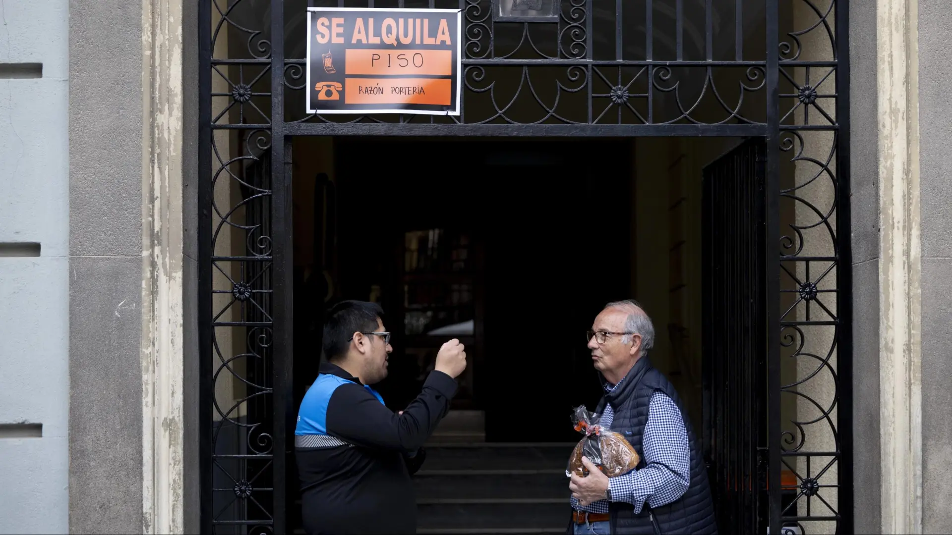 El cobro del IBI a los inquilinos y la subida de los umbrales de renta abren nuevos frentes al reglamento de vivienda protegida