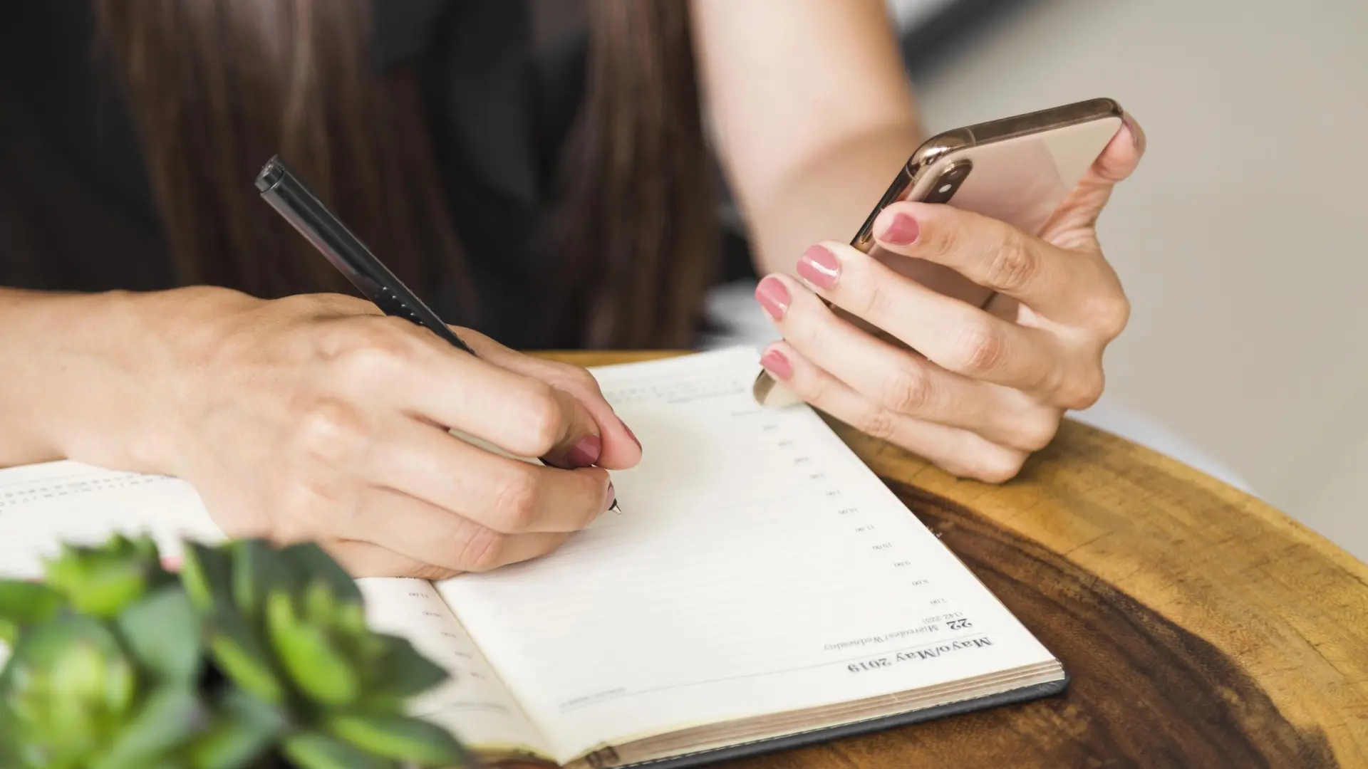 Estos son los rasgos que comparten las personas que prefieren la agenda física, según la psicología