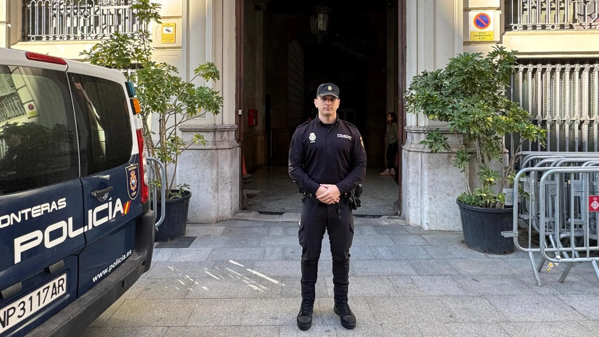 Un policía nacional fuera de servicio reduce a un hombre que intentó robar a una mujer en Barcelona con la técnica del 'mataleón'