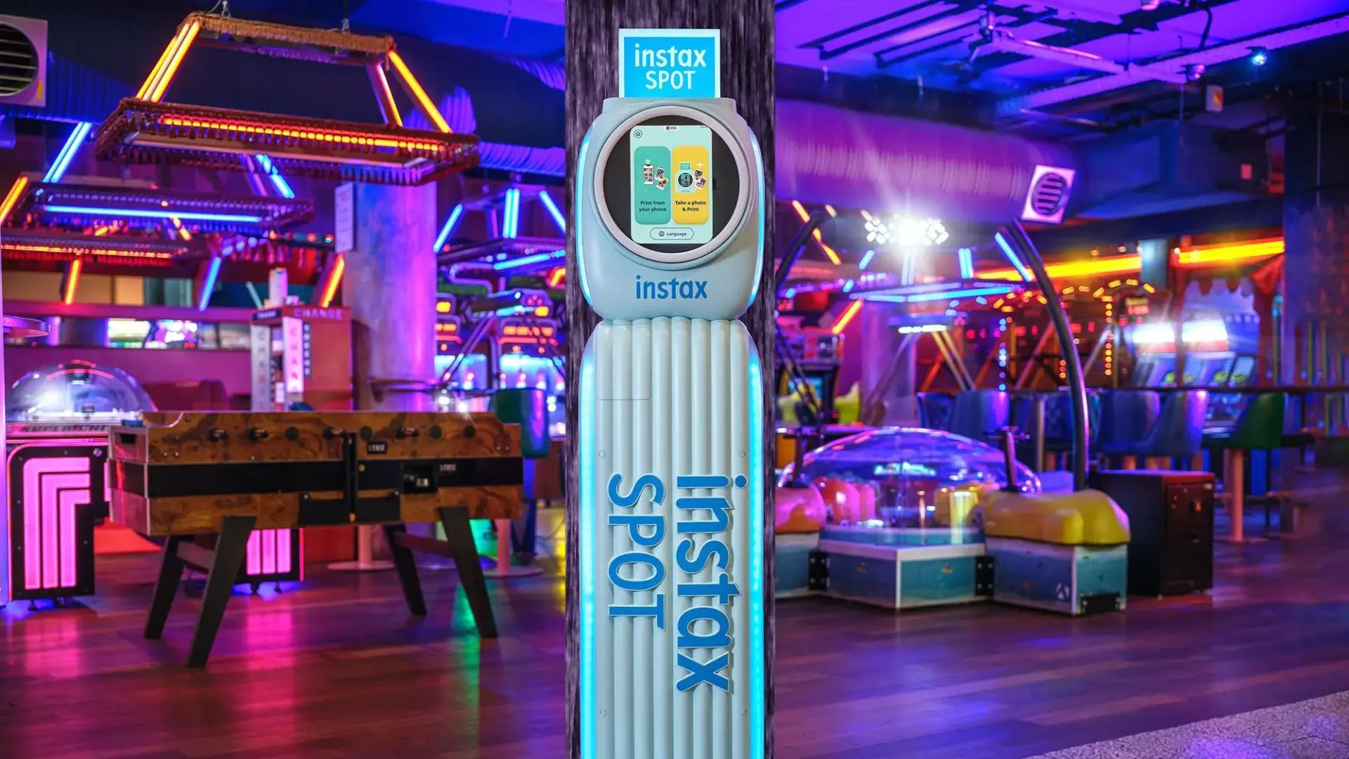 Así es instax SPOT, el nuevo fotomatón interactivo que imprime tus recuerdos con realidad aumentada