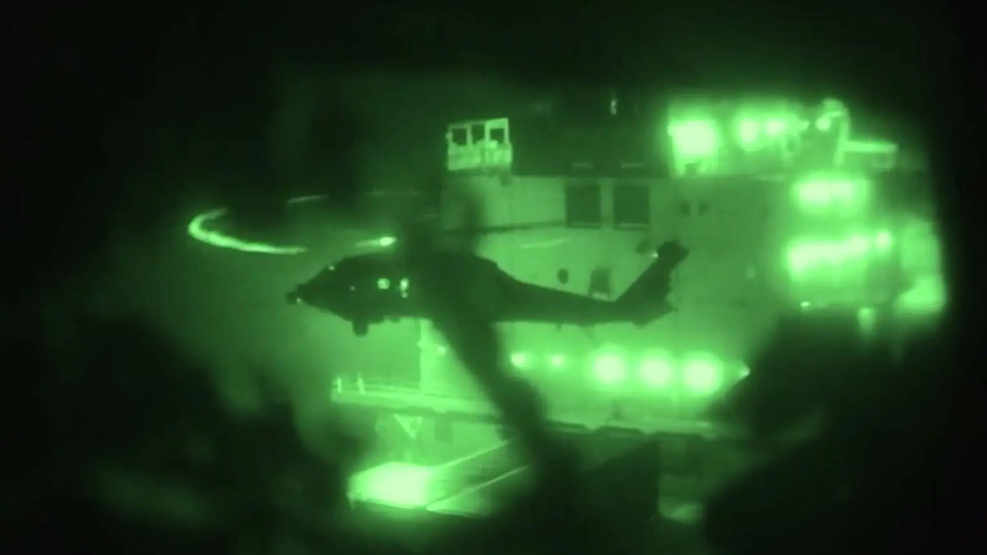 Vídeo | Así ha sido el momento del ataque de EEUU al buque iraní 'Touska' en Ormuz: los marines hacen rápel desde un helicóptero