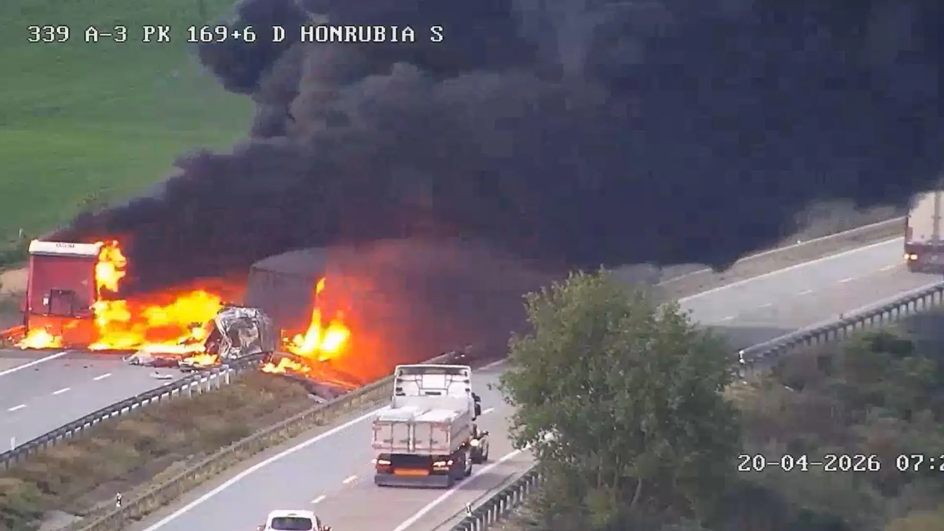 El aparatoso incendio de un camión obliga a cortar la A-3 en sentido Madrid