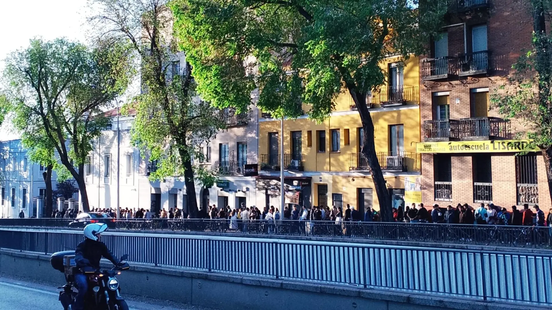 Madrid alerta del "colapso" en sus servicios sociales por la regularización de inmigrantes: "Hemos pasado de 1.500 citas diarias a 5.500"